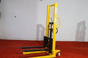 手動(dòng)堆高車(chē)生產(chǎn)廠家批發(fā)的手動(dòng)液壓堆高車(chē)有什么特點(diǎn)