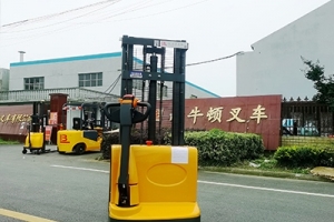 怎么正確保養(yǎng)電動堆高車？