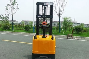 電動堆高車為什么使用液壓傳動系統(tǒng)？