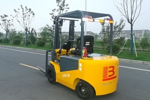 如何在光線不足的環(huán)境中使用電動叉車？