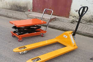 手動(dòng)叉車(chē)的自重和規(guī)格是多少？