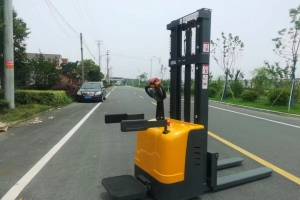 電動(dòng)堆高車的蓄電池多久維護(hù)一次？